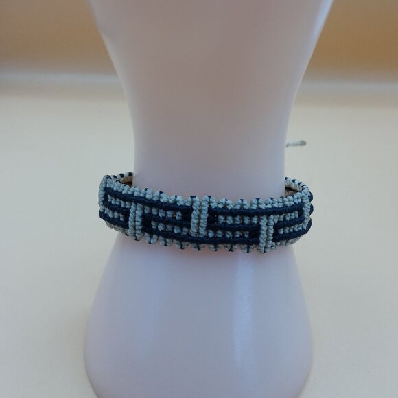 Handmade Woven Macramé Thread Bracelet with Geometric Patterns - Picture 6 of 8